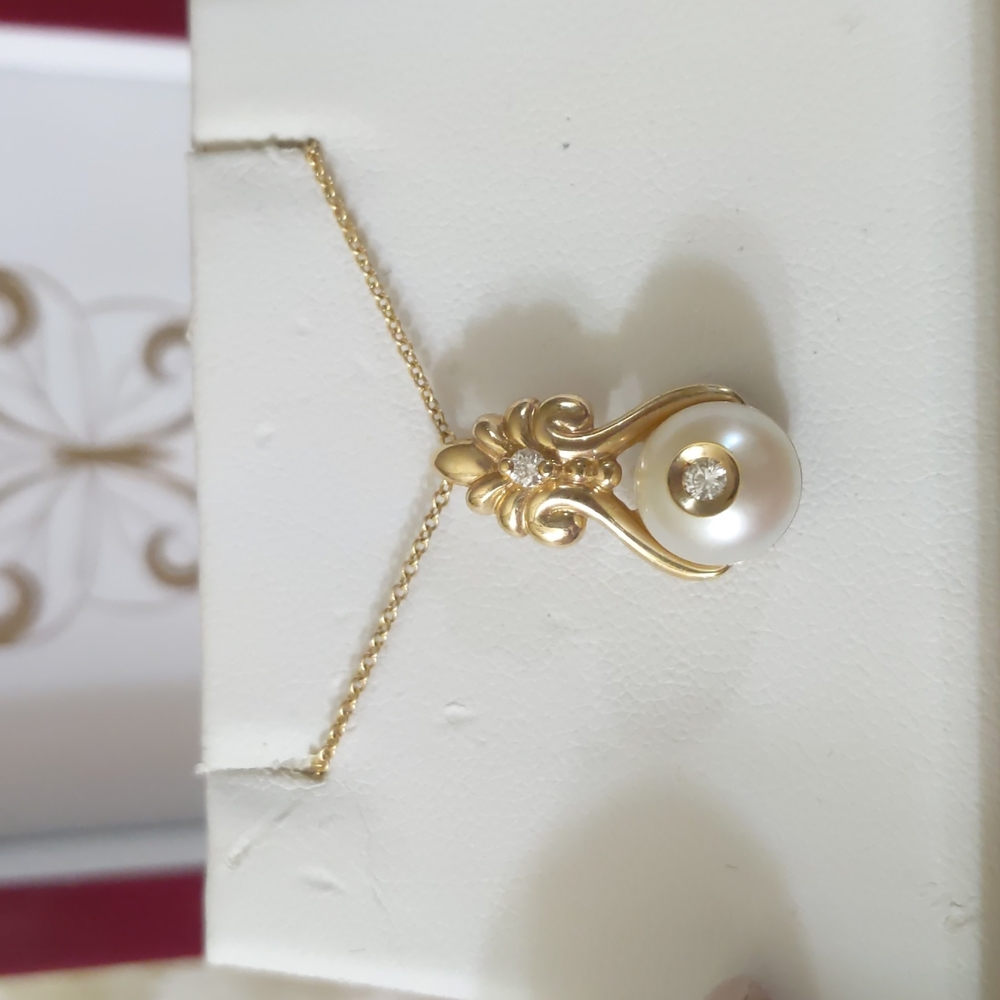 Diamond in a Pearl Necklace - Picture 2 of 5